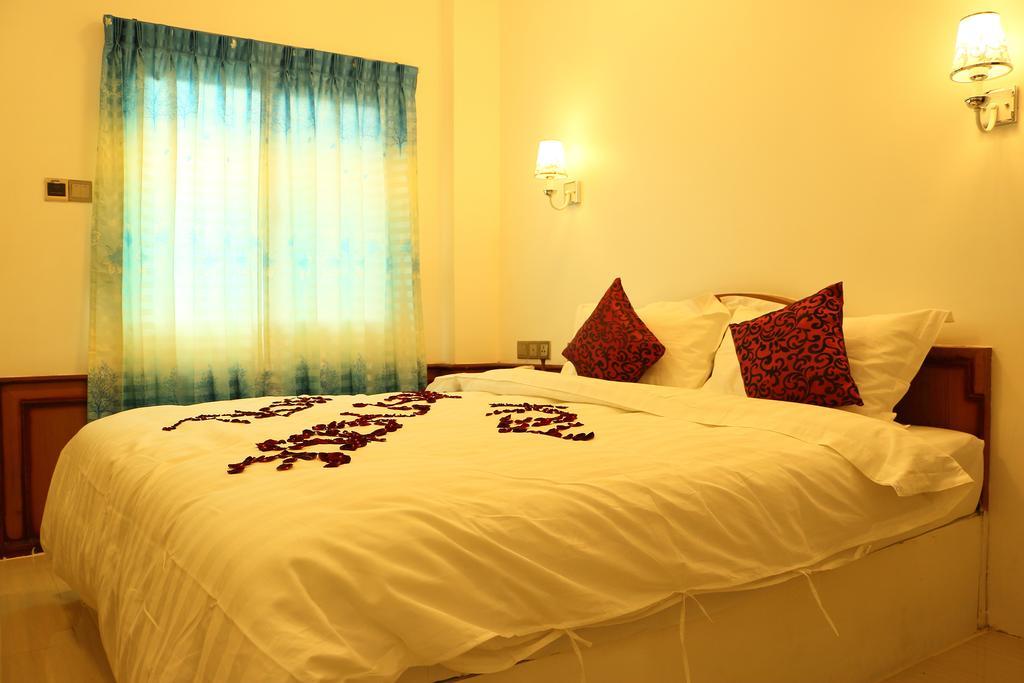 Mandalay White House Hotel Buitenkant foto